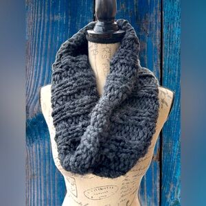 Cozy Ribbed Knit Infinity Scarf
Dark Gray
Like New